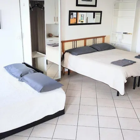 Kitchen 4 Beds Apartment *