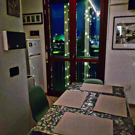 Kitchen 4 Beds Apartment *